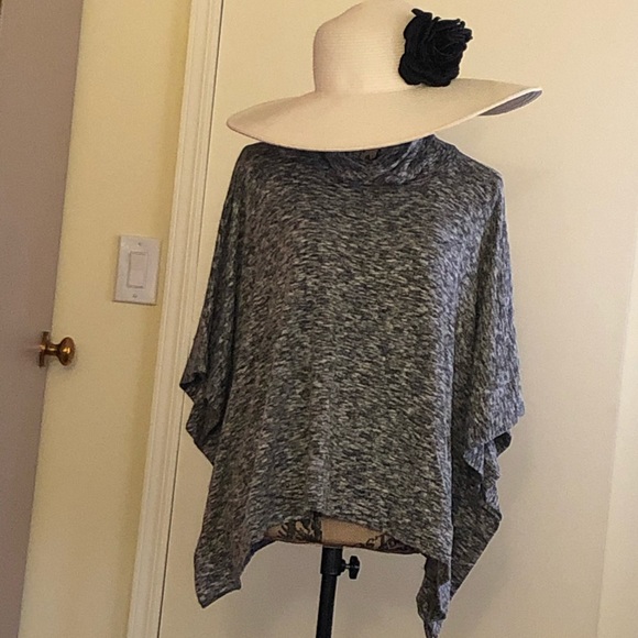 Black and white cape / poncho - Picture 6 of 6